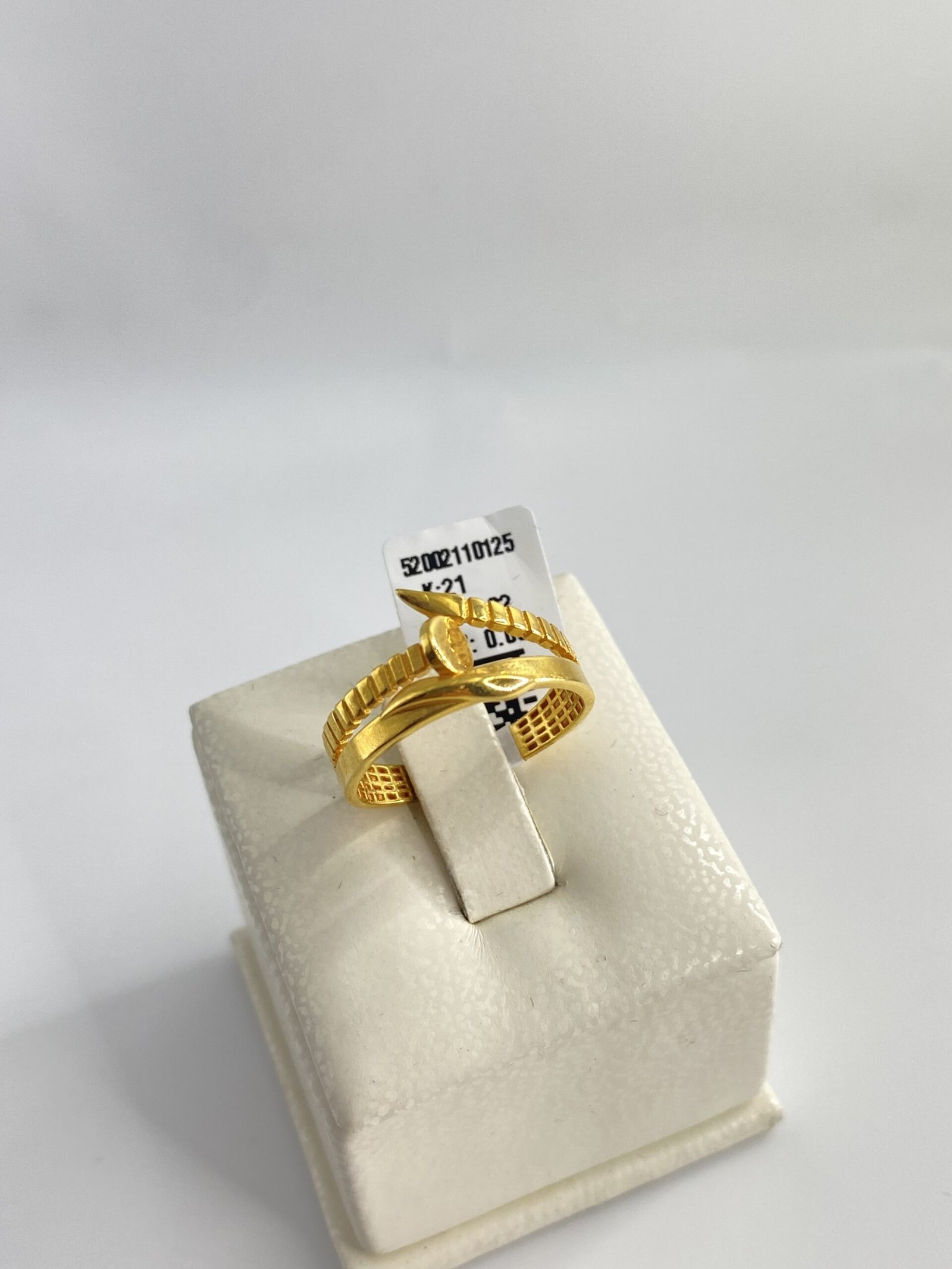 IMG_7648-scaled-1.jpeg خاتم مسمار كيناز ذهب21k✨🥹 - الصورة 1