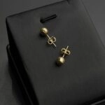 حلق عيار 18 الوزن 1.06 جرام